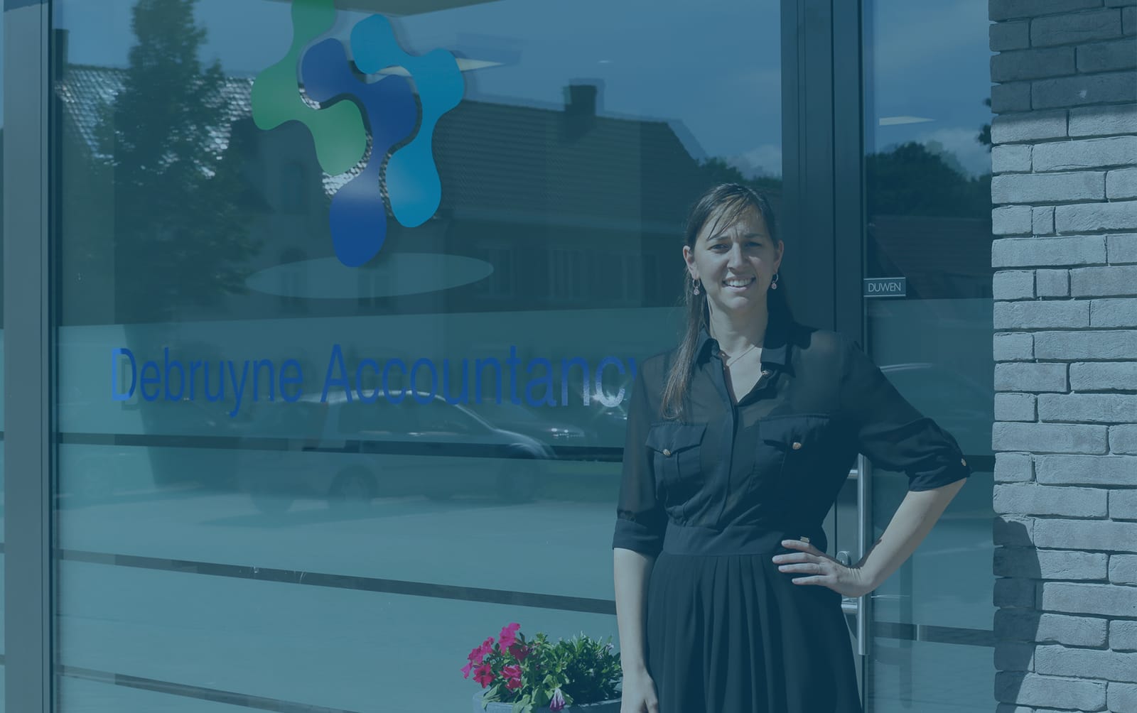 Nancy Debruyne, zaakvoerster van Debruyne Accountancy, voor haar kantoor op de Markt in Houthulst