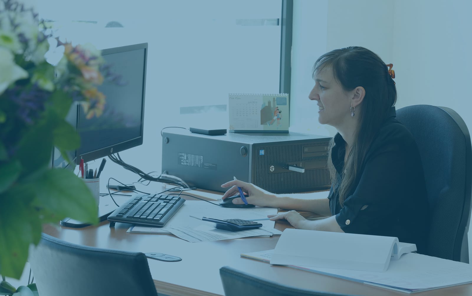 Nancy Debruyne aan het werk aan haar bureau in het kantoor in Houthulst